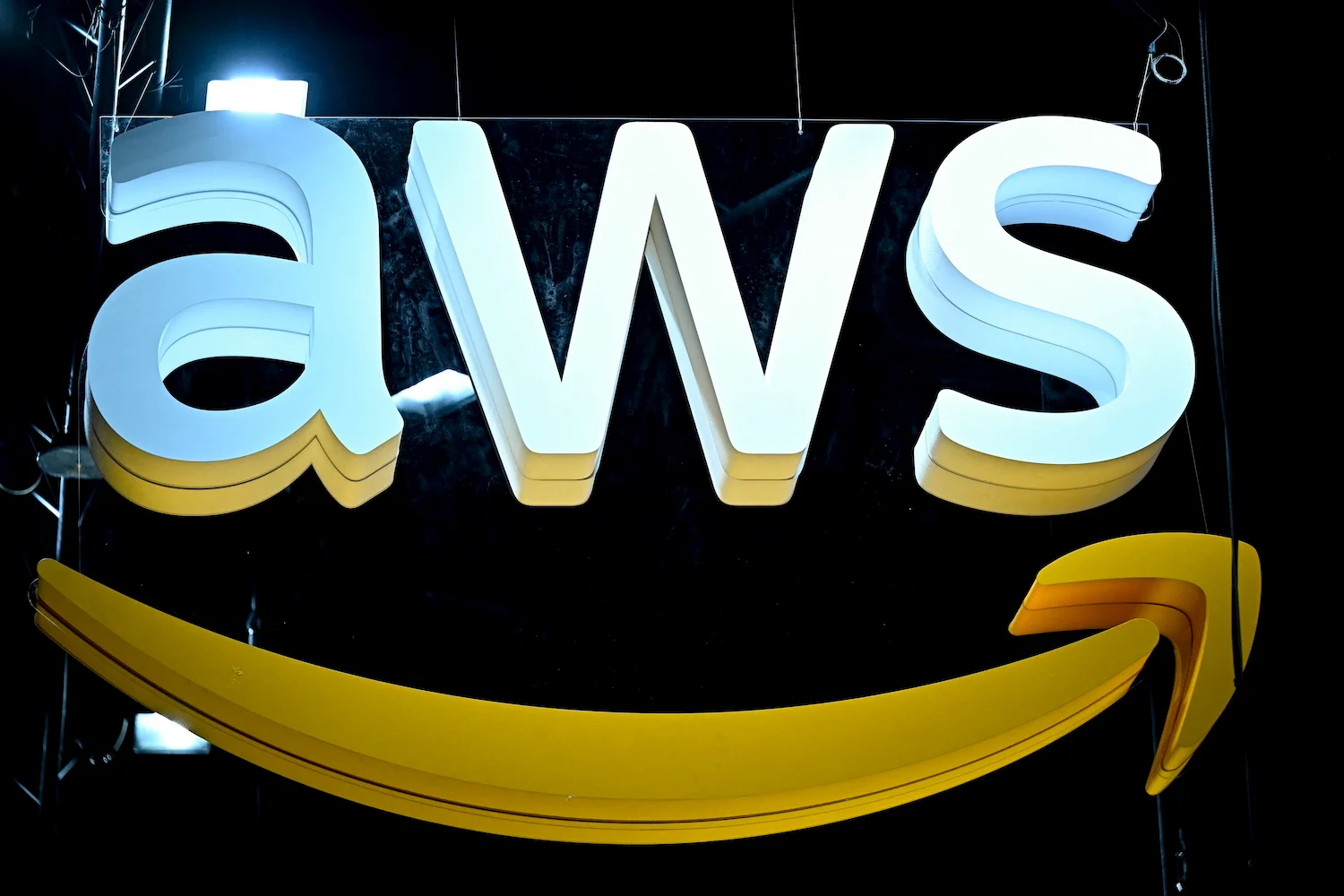Amazon AI Tərəfindən Yaranan Çatışmazlığı İnsanlara Yükləyir