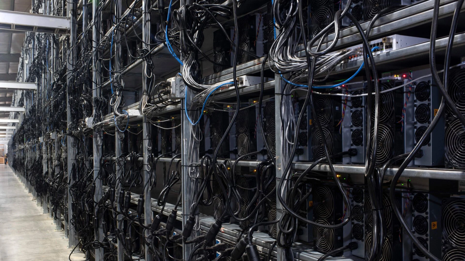 Bitcoin Şəbəkəsinin Həşreyiti Niyə Azalır? Minerlər Süni İntellektə Üz Tutur!