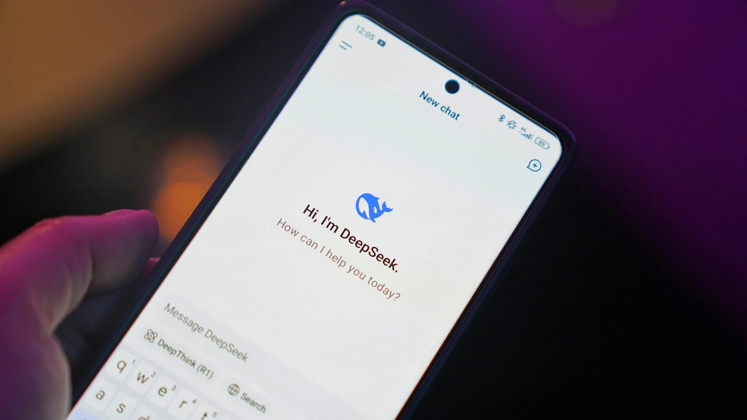 DeepSeek AI chatbot telefonun ekranında göstərilir - pulsuz açıq mənbəli süni intellekt aləti