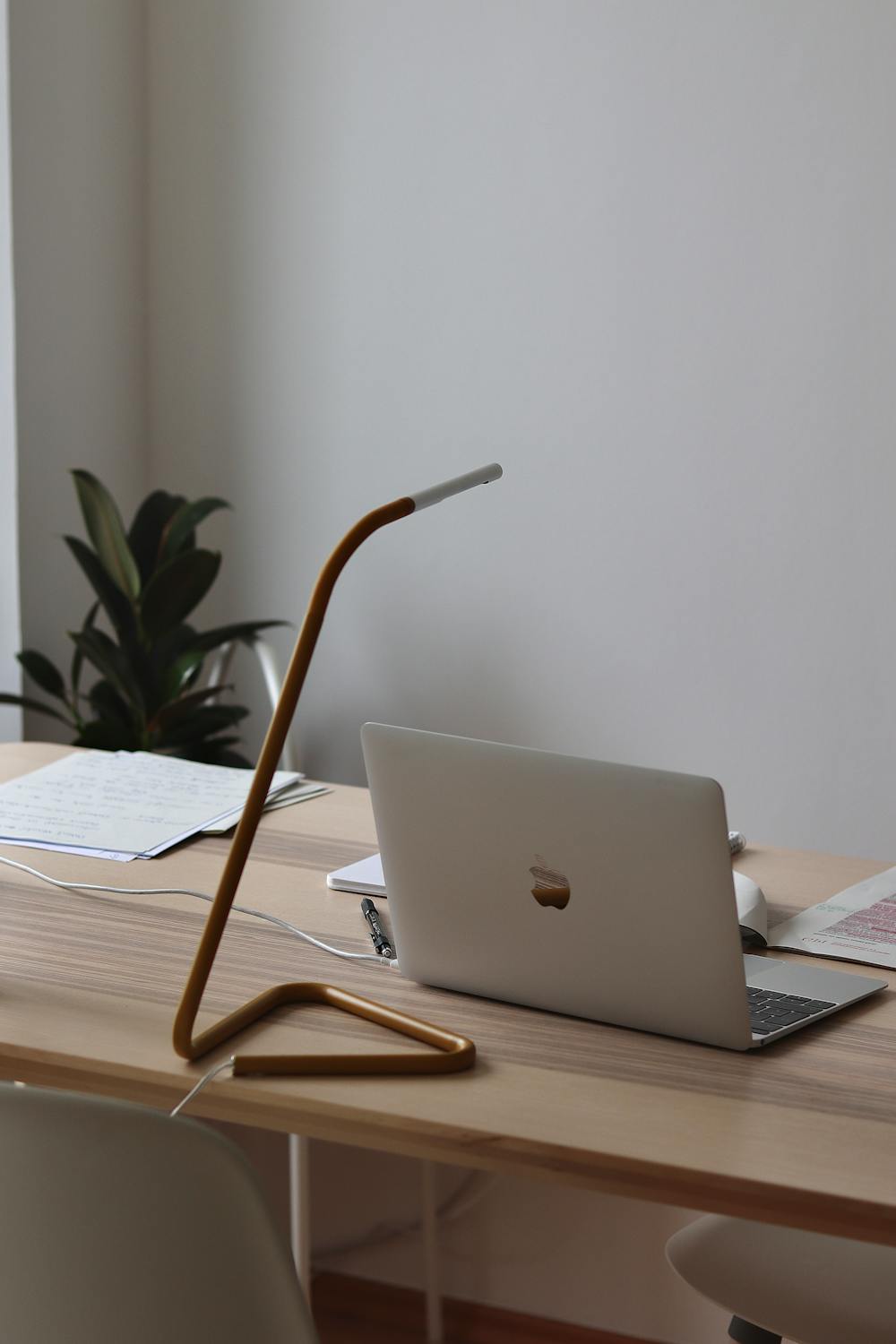 Microsoft Surface Laptop 7 noutbuk masada - ən yaxşı Windows laptop 2026, ağ fonda müasir dizayn