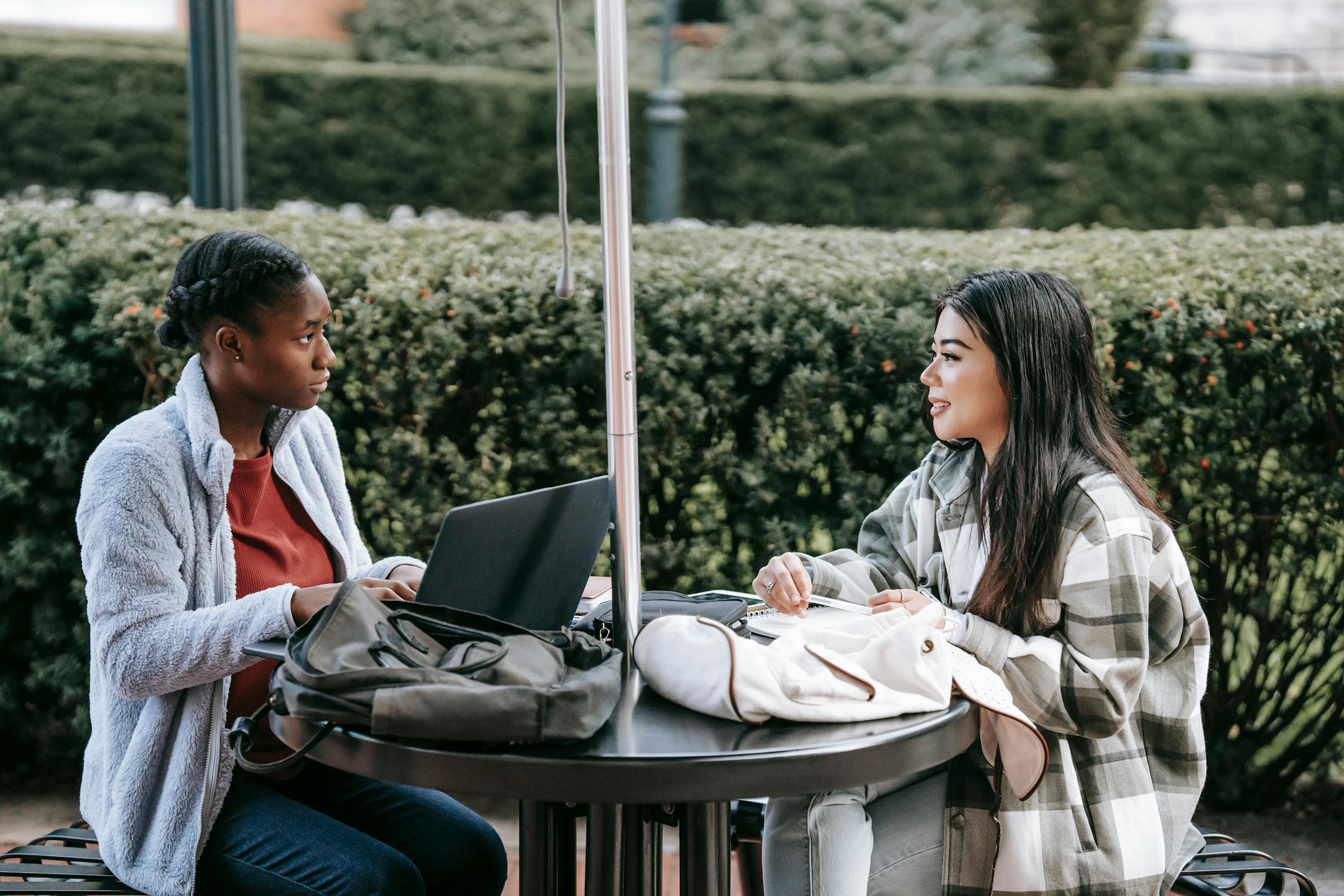 Tələbələr kampusda noutbukla çalışır - Acer Swift Go 14 tələbə laptop seçimi 2026