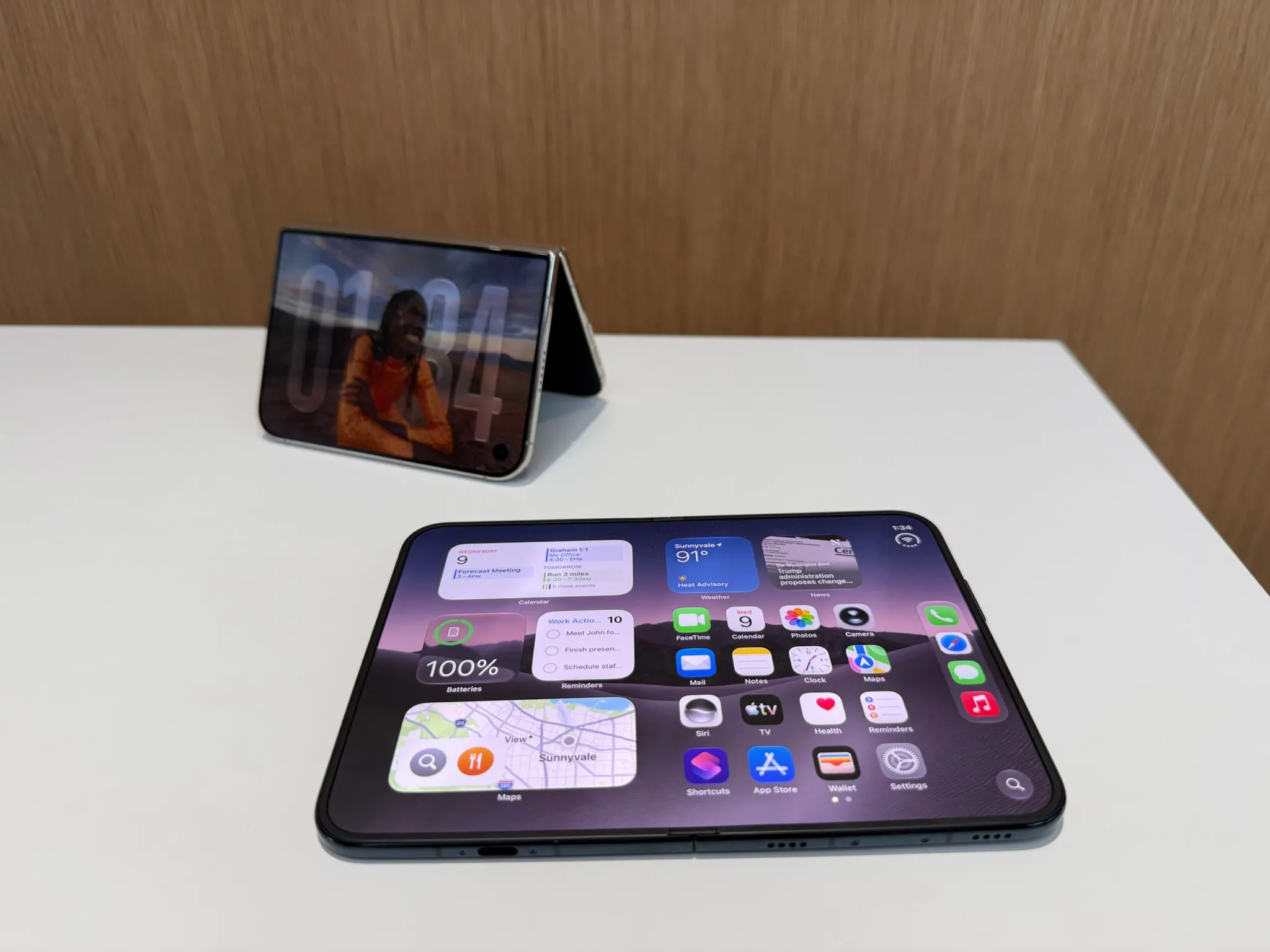 iPhone Duo vs. Galaxy Z Fold 8 Ultra: Qatlana Bilən Telefonların Döyüşü Başlayır!