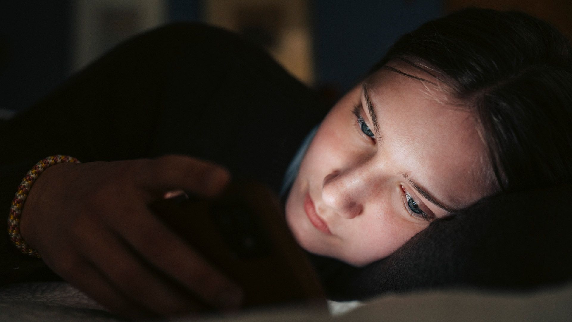 Meta və YouTube'un Gənc İstifadəçilərə Zərəri: Asılılıq Mühəndisliyi