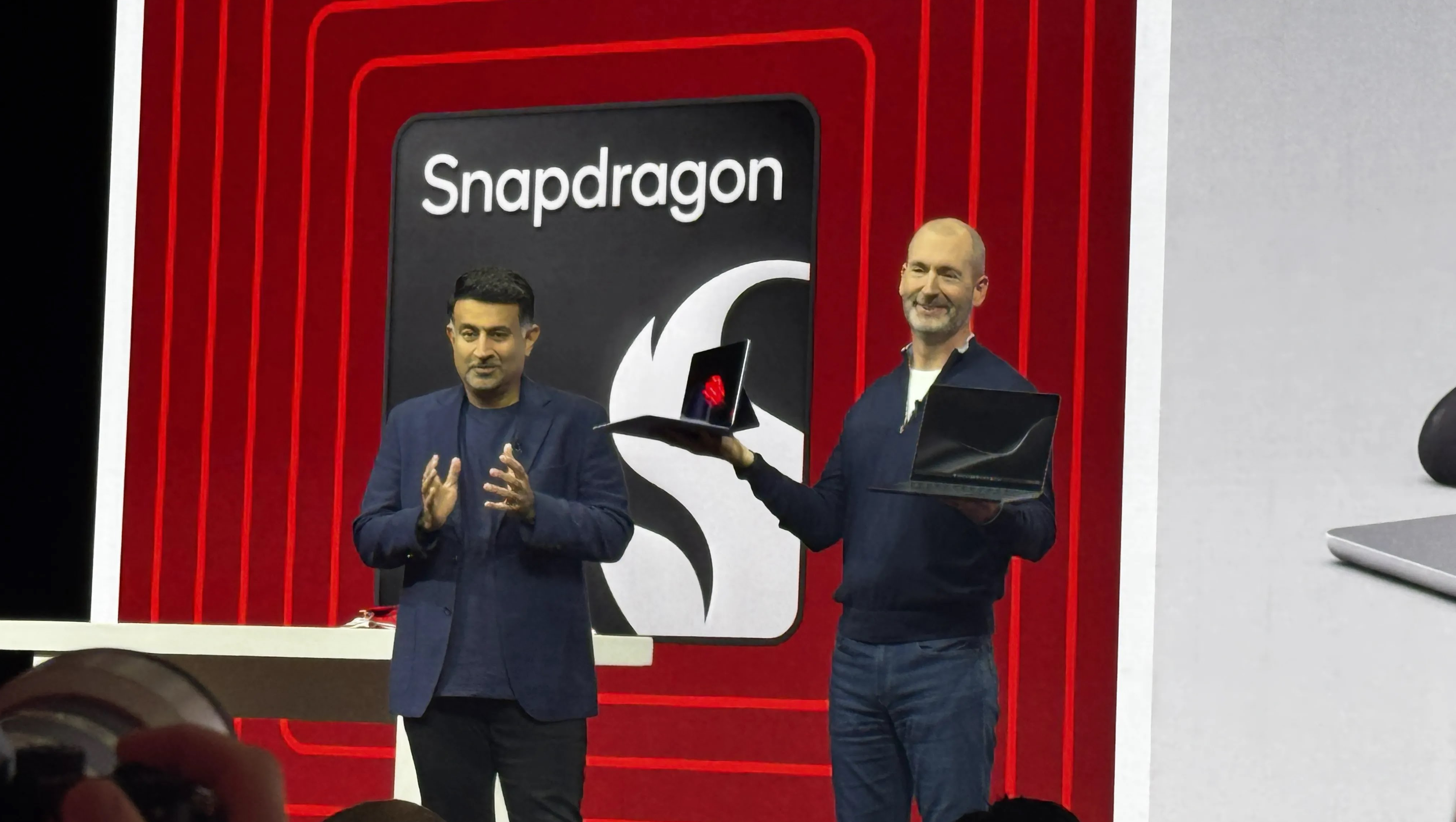 Microsoft-un Yeni Surface Noutbukları: Telefon Texnologiyası PC Dünyasında İnqilab Edir!