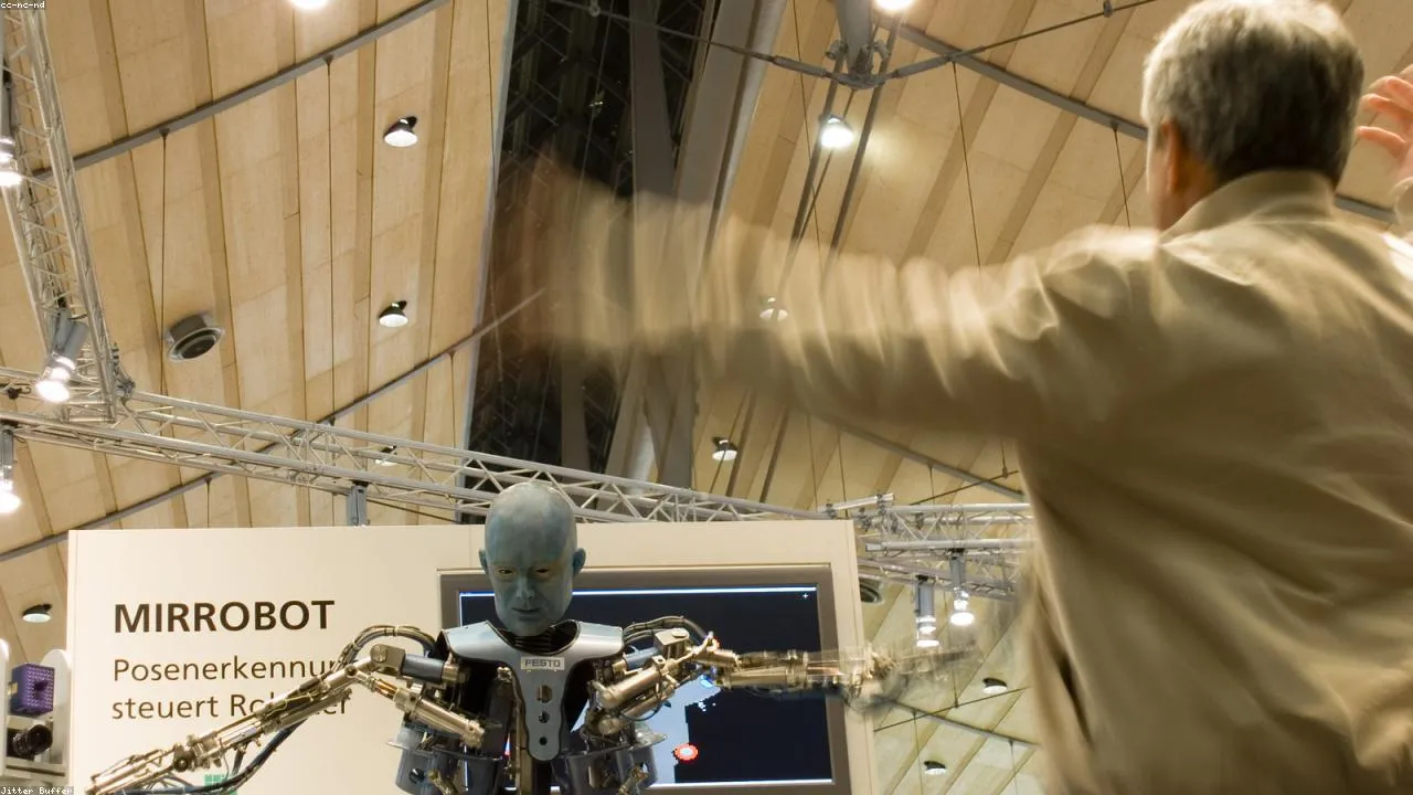MirrorBot: İnsanları Bir Araya Gətirən Robot