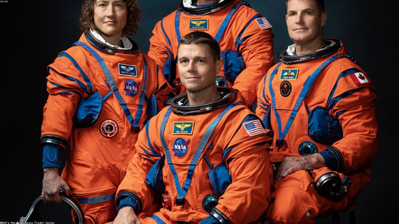 NASA-nın Elm Rəhbəri: Kütləvi İstehsal Edilən Peyklərdən 10 Dənə Alaram