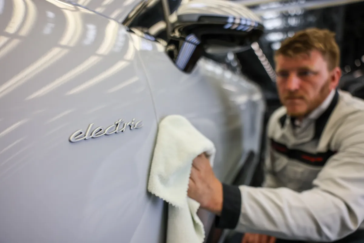 Porsche E-velosiped və Batareya Şöbələrini Bağlayır