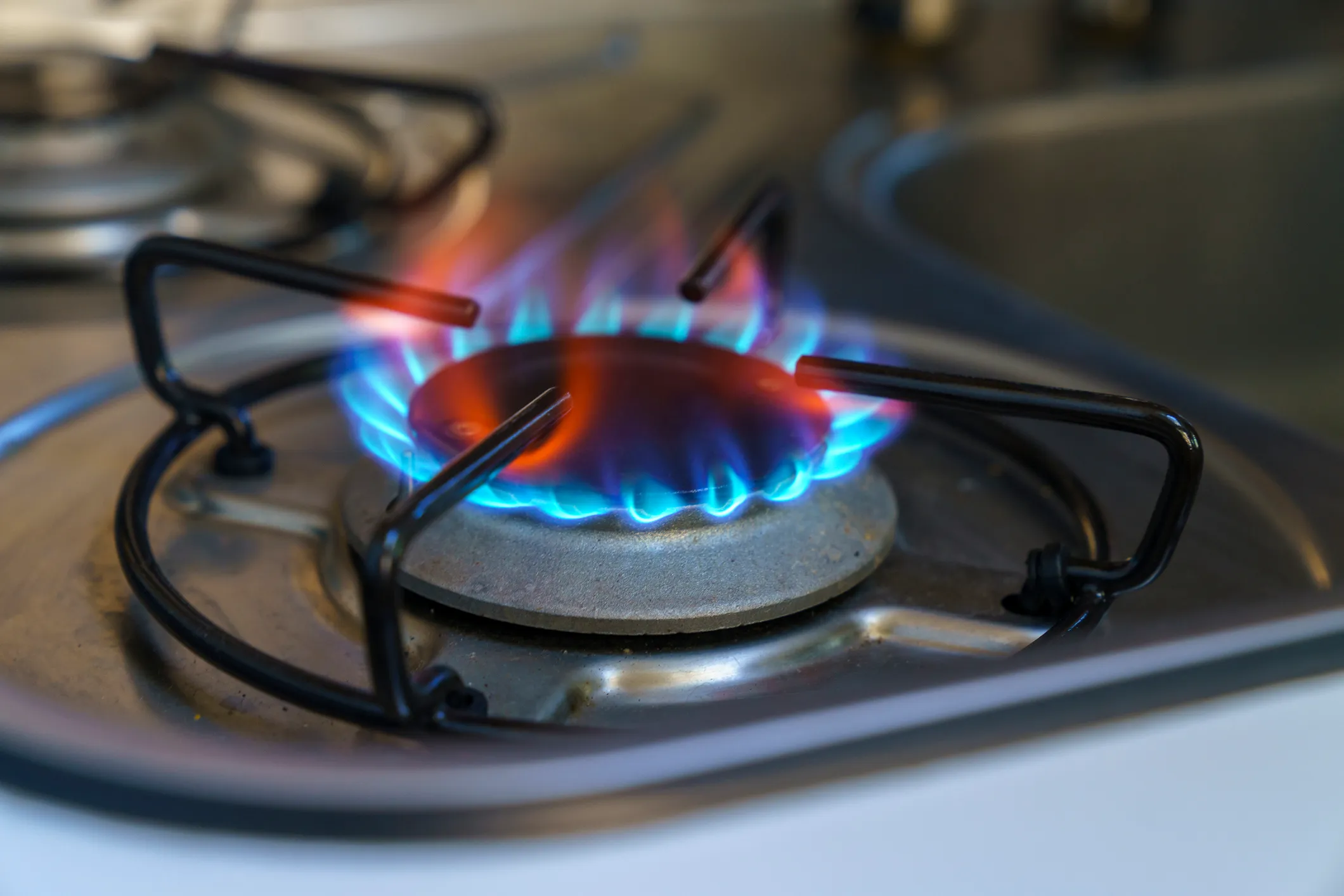 Qaz plitəsindən elektrik induksiya plitəsinə keçid astma simptomlarını azalda bilər
