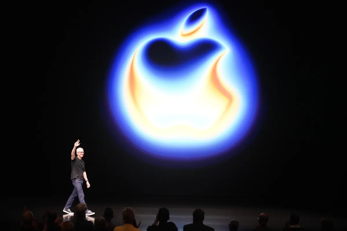 Tim Cook Apple CEO vəzifəsindən ayrılır: 15 illik mirasını araşdırırıq