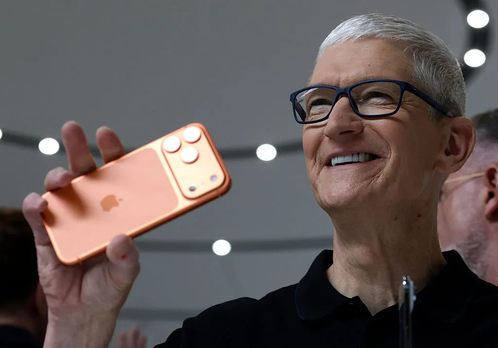 Tim Cook'un Gedişi ilə Apple Satış Rekordu Qırdı — Amma Çip Qıtlığı Yaxınlaşır