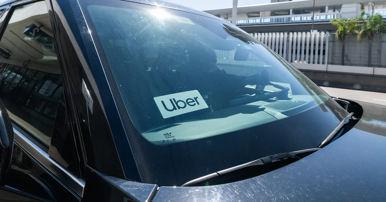 Uber robotaxi bazarında oyunu dəyişir: avtonom taksilər niyə yavaşladılır?