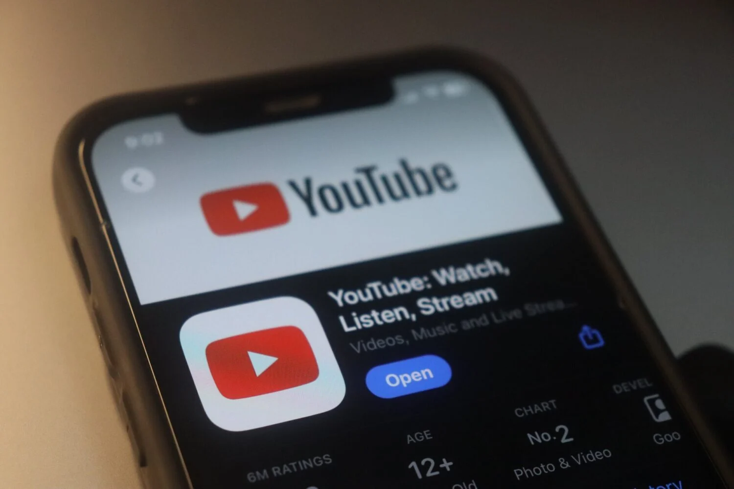 YouTube AI “slop” videolarına qarşı sərtləşir: pul qazanmaq çətinləşir