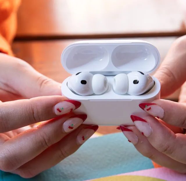 Apple AI üçün kameralarla təchiz olunmuş AirPods istehsalına hazırlaşır