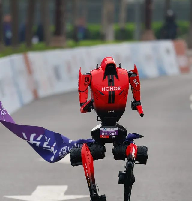 Çində Humanoid Robot Yarım Marafon Rekordu Qırdı