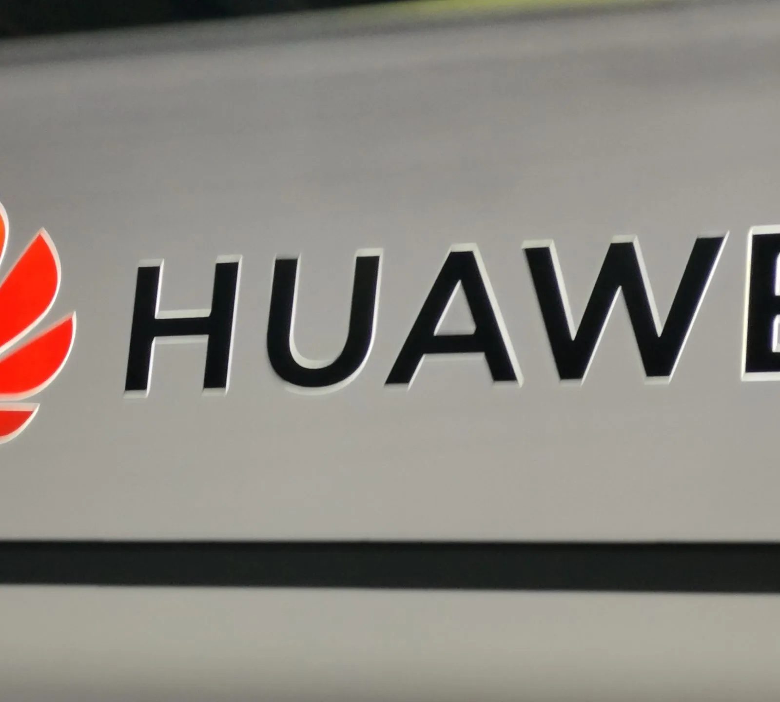 Huawei-nin sədrindən ABŞ-a Çinin çip sənayesinə təsiri üçün təşəkkür