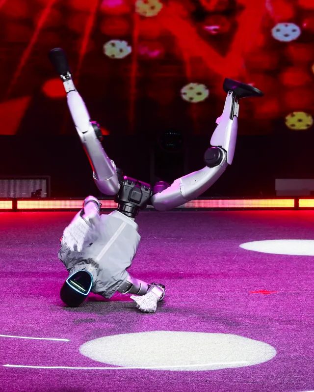 Kaliforniyada Rəqs Edən Robot Restoranda Çaxnaşma Yaratdı