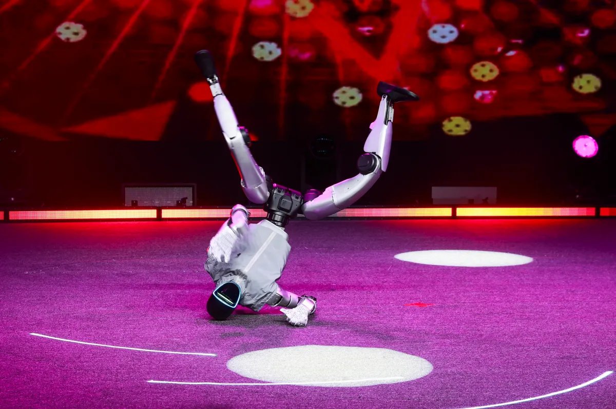 Kaliforniyada Rəqs Edən Robot Restoranda Çaxnaşma Yaratdı