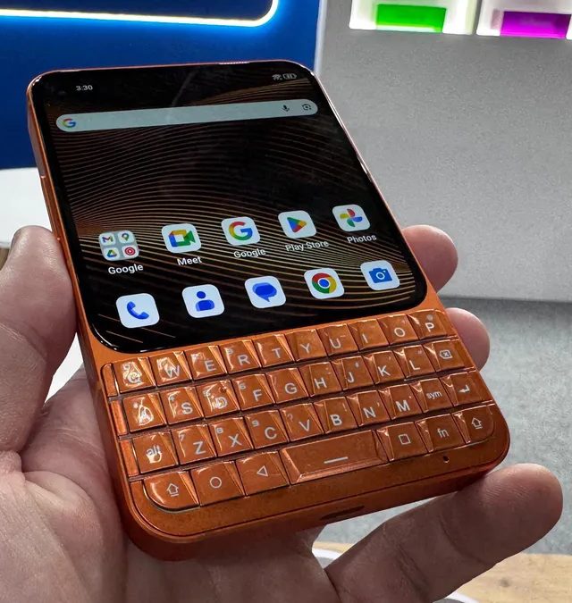 Kiçik Smartfon Fiziki Klaviatura ilə Təchiz Olunub