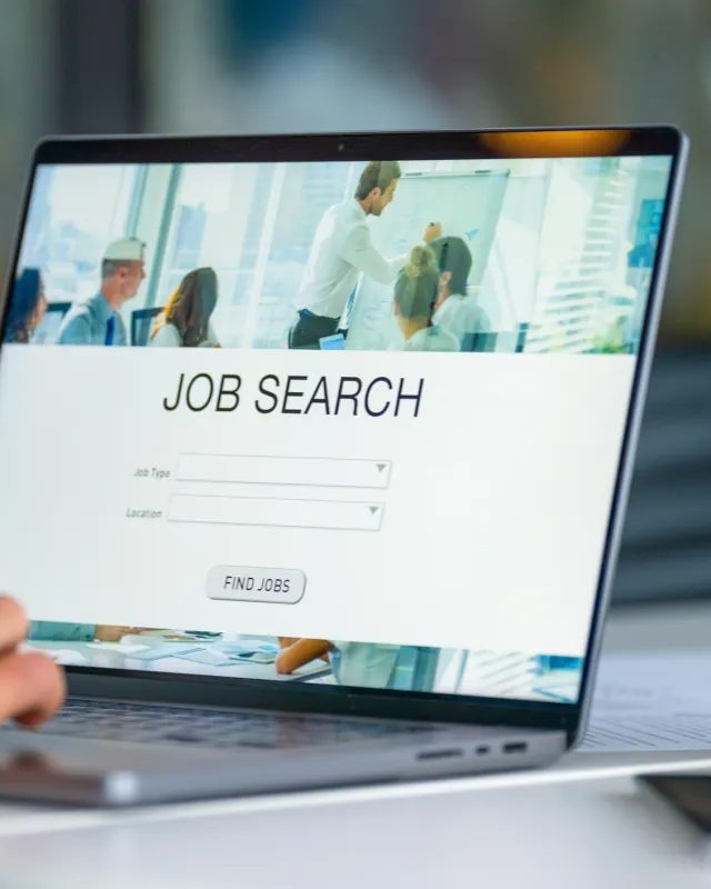 LinkedIn Göstəriciləri: İşə Alınma Azalmasının Günahkarı Hələlik AI Deyil