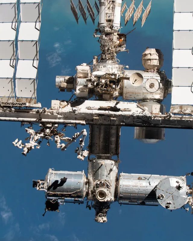 NASA-nın Beynəlxalq Kosmik Stansiyadakı Astronavtları SpaceX Dragon-da Təhlükəsizlikdə