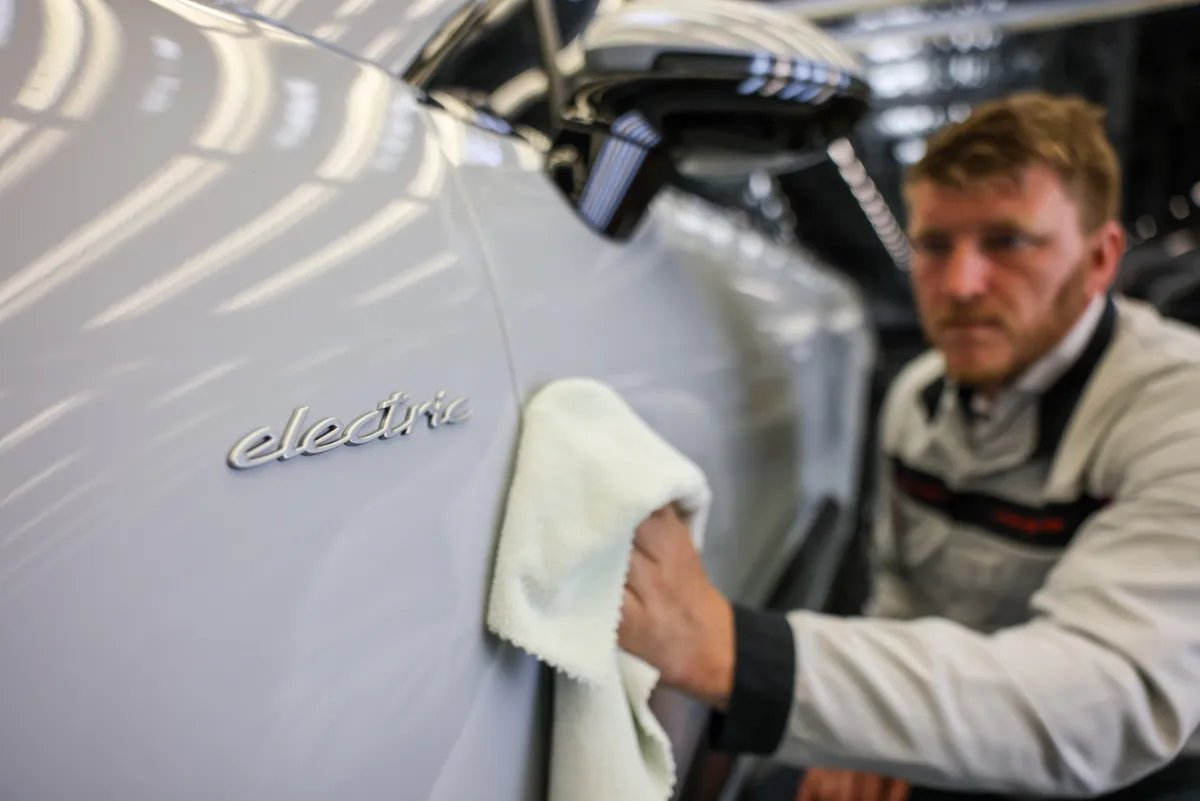 Porsche E-velosiped və Batareya Şöbələrini Bağlayır