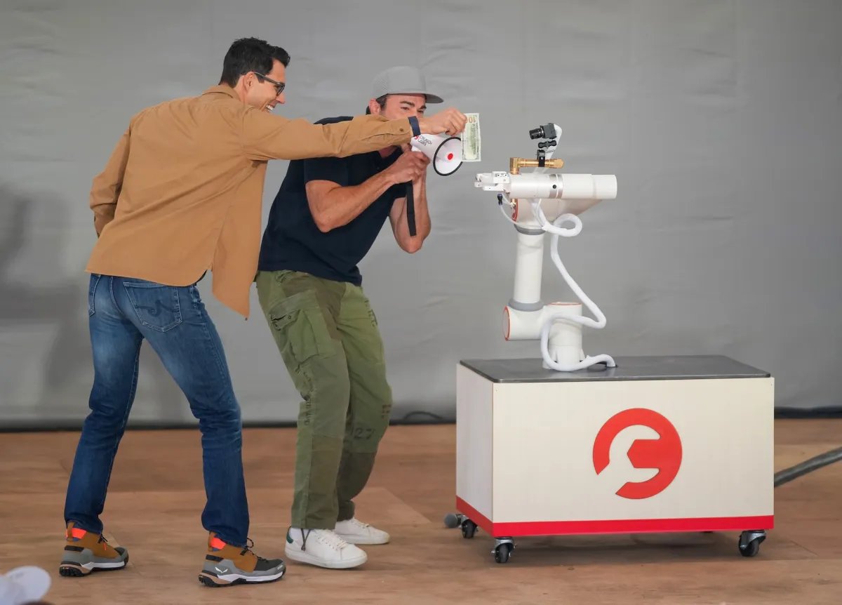 Rivian-ın RJ Scaringe robotlar haqqında fikirlərini bölüşdü