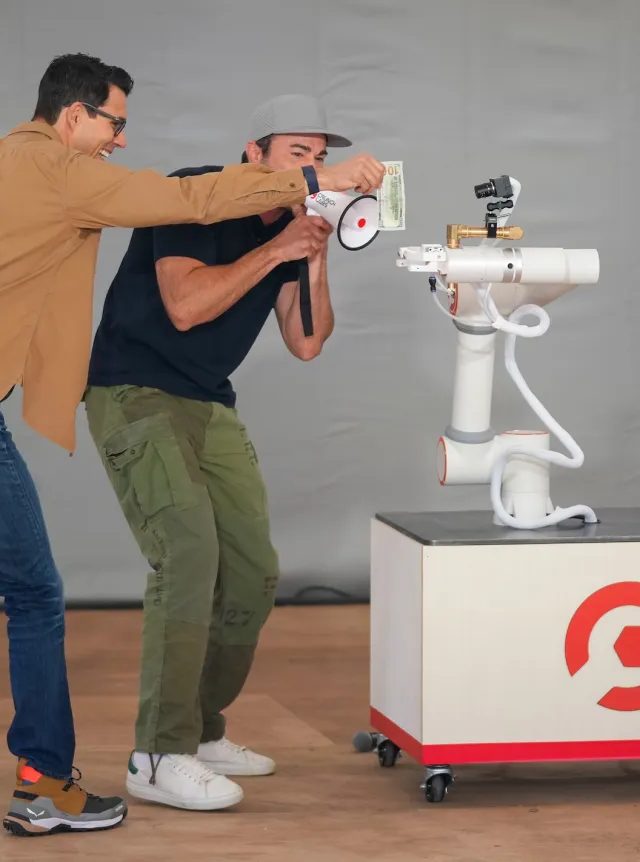 Rivian-ın RJ Scaringe robotlar haqqında fikirlərini bölüşdü