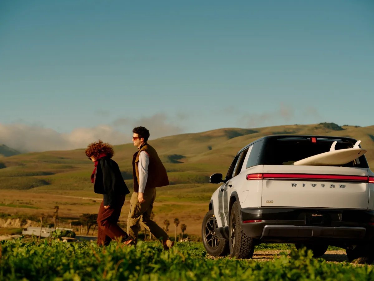 Rivian niyə $45,000 əsas model R2-nu 2027-yə qədər saxlayır?