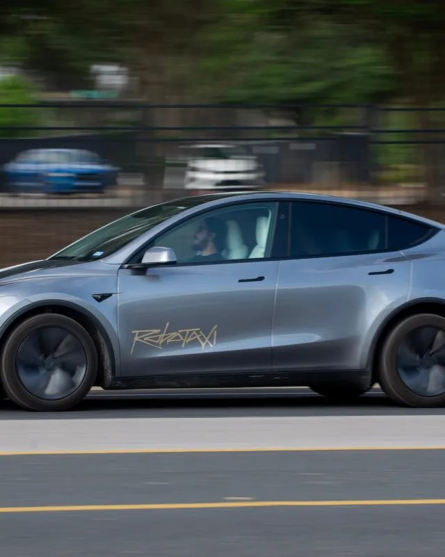 Tesla-nın Robotaksi Xidməti İndi Dallas və Houstonda