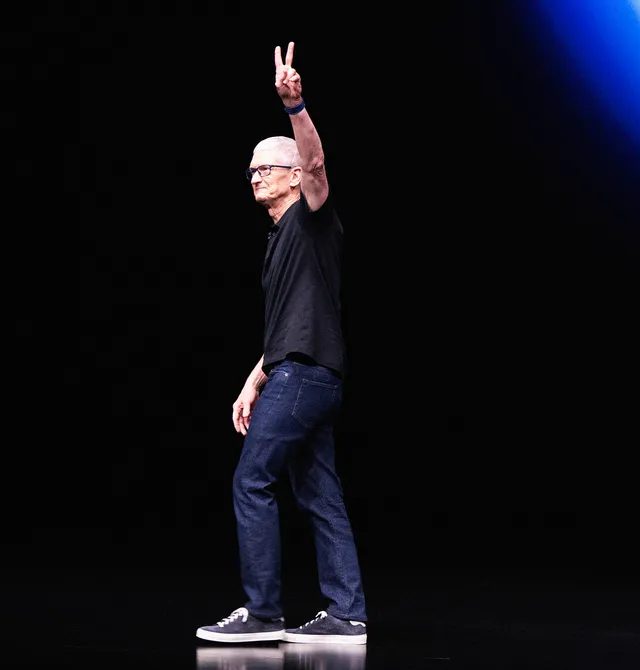 Tim Cook Apple CEO vəzifəsindən ayrılır