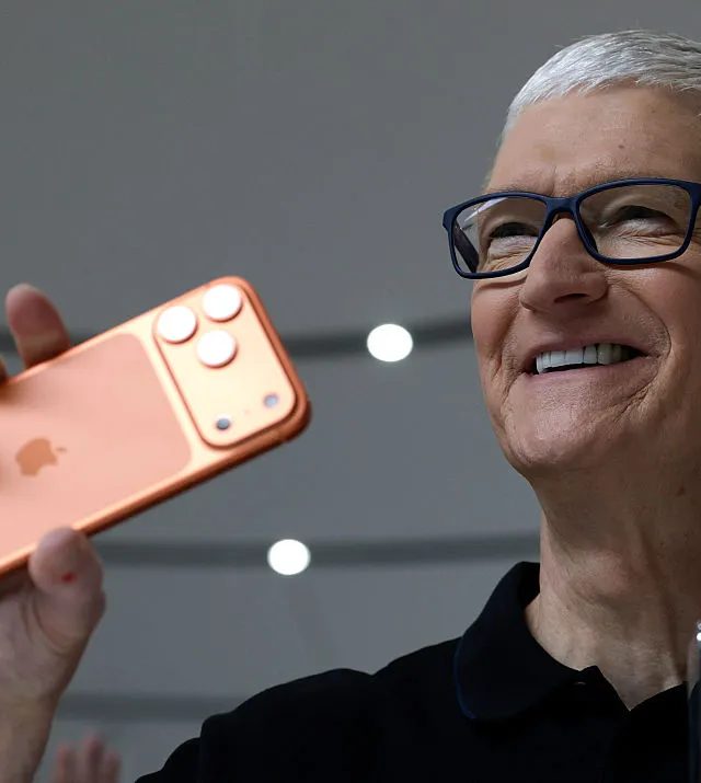 Tim Cook'un Gedişi ilə Apple Satış Rekordu Qırdı — Amma Çip Qıtlığı Yaxınlaşır