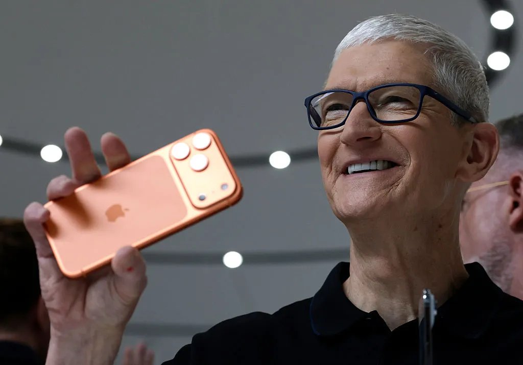 Tim Cook'un Gedişi ilə Apple Satış Rekordu Qırdı — Amma Çip Qıtlığı Yaxınlaşır