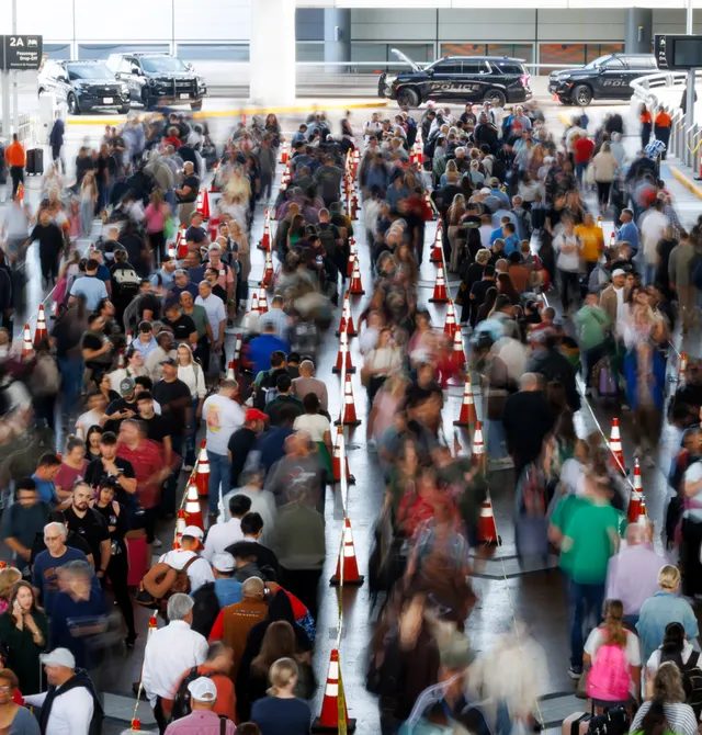 TSA Növbəsində Gözləyərkən Edə Biləcəyiniz 10 Texnoloji Həll