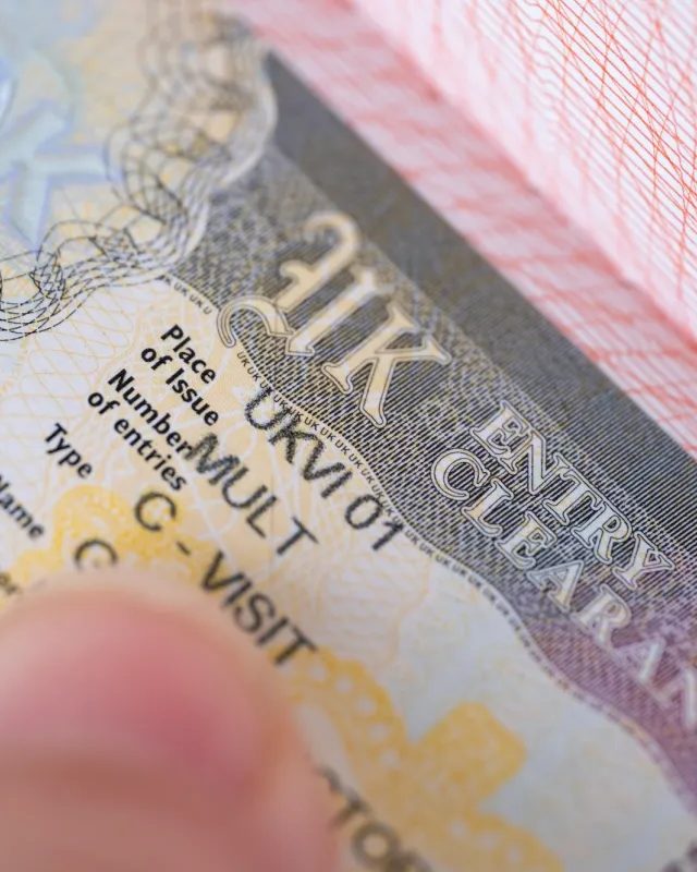 UK Visa Portal minlərlə pasportu və selfini ifşa etdi