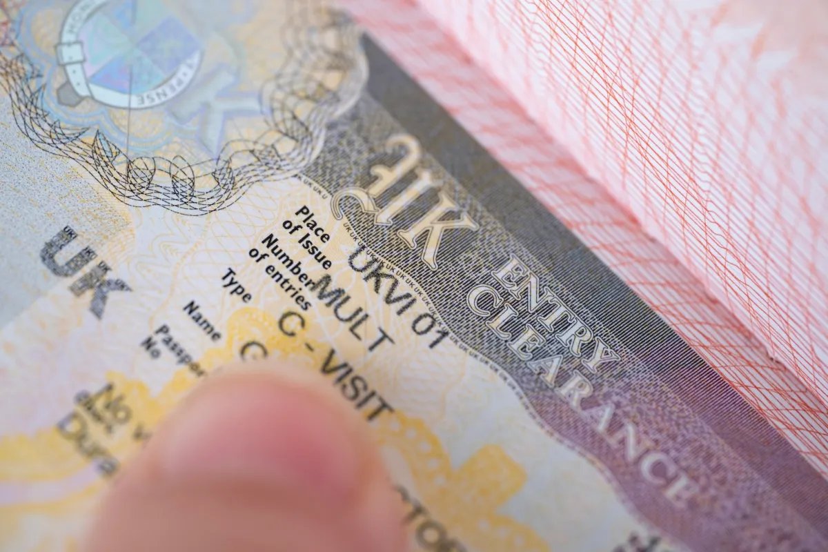 UK Visa Portal minlərlə pasportu və selfini ifşa etdi