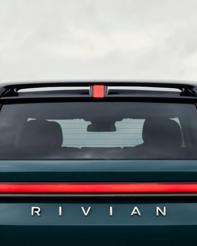 Volkswagen Rivian-da Amazon-u Geridə Qoyur