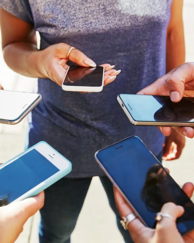 Yeni dostlar tapmağa kömək edən tətbiqlər